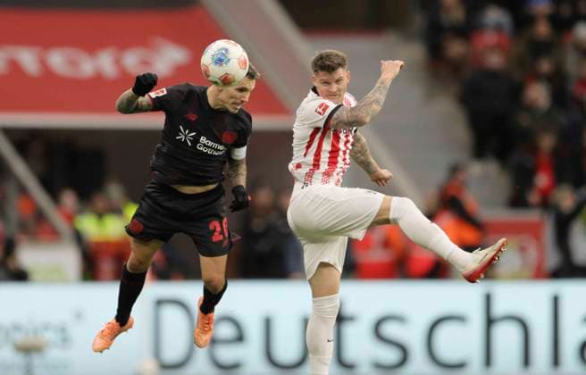 Photo Alejandro GRIMALDO Leverkusen heads against Lucas HÖLER Freiburg Soccer 1 Bundesliga , on Sun 26 10 2025 Bayer 04 Leverkusen SC Freiburg 8 Matchday