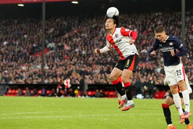 2025-10-26 Feyenoord v PSV - Dutch Vriendenloterij Eredivisie ROTTERDAM, NETHERLANDS - OCTOBER 26: Ayase Ueda of Feyenoord wins the headed ball during the Dutch Vriendenloterij Eredivisie match between Feyenoord and PSV at Stadion Feijenoord on October 26, 2025 in Rotterdam, Netherlands. Rotterdam Stadion Feijenoord Netherlands Content not available for redistribution in The Netherlands directly or indirectly through any third parties. Copyright: xHansxvanxderxValkx