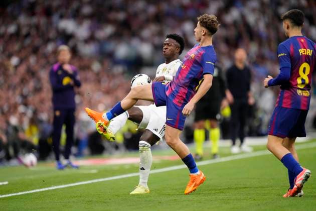 Real Madrid CF v FC Barcelona, Barca - LaLiga EA Sports Fermin Lopez central midfield of Barcelona and Spain and Vinicius Junior left winger of Real Madrid and Brazil compete for the ball during the La Liga EA Sports match between Real Madrid CF and FC Barcelona at Estadio Santiago Bernabeu on October 26, 2025 in Madrid, Spain. Madrid Spain  Copyright: xJosexBretonx originalFilename:bretonhernandez-realmadr251026_np7n0.jpg