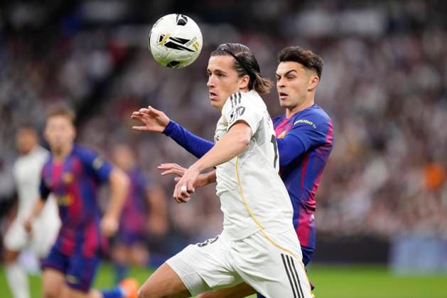 Real Madrid CF v FC Barcelona, Barca - LaLiga EA Sports Alvaro Carreras left-back of Real Madrid and Spain and Pedri central midfield of Barcelona and Spain compete for the ball during the La Liga EA Sports match between Real Madrid CF and FC Barcelona at Estadio Santiago Bernabeu on October 26, 2025 in Madrid, Spain. Madrid Spain  Copyright: xJosexBretonx originalFilename:bretonhernandez-realmadr251026_npGcc.jpg