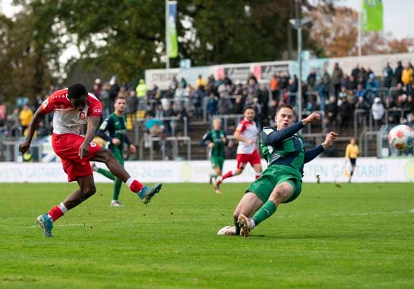 Goal kick by Josue Santo Sportfreunde Siegen, 8 FC Gütersloh Sportfreunde Siegen 26 10 2025 Soccer, Regionalliga West, Matchday 13, GER, Heidewaldstadion, Gütersloh Copyright: MarcoxBader