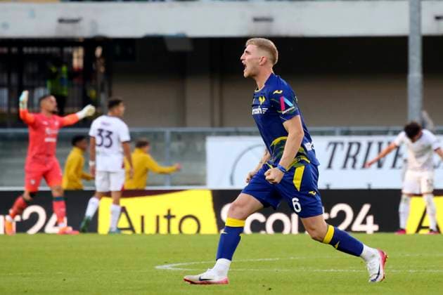 Verona™s Gift Orban celebration goal 2-0 during the Serie A soccer match between Hellas Verona and Cagliari at the Bentegodi Stadium in Verona, north west Italy - Sunday , October 26, 2025. - Soccer .  Copyright: xPaolaxGarbuio Lapressex