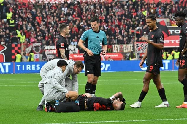 GER, 1 FBL Bayer 04 Leverkusen vs SC Freiburg 26 10 2025, BayArena, Leverkusen, GER, 1 FBL Bayer 04 Leverkusen vs SC Freiburg, in the picture Ãlex Grimaldo Leverkusen 20 , is injured pain injury, must be treated nordphotoxGmbHx xMeuter nph00351