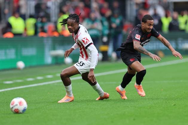 GER, 1 FBL Bayer 04 Leverkusen vs SC Freiburg 26 10 2025, BayArena, Leverkusen, GER, 1 FBL Bayer 04 Leverkusen vs SC Freiburg, in the picture Jordy Makengo SC Freiburg 33 , in a duel against Arthur Augusto Leverkusen 13 , nordphotoxGmbHx xMeuter nph00351