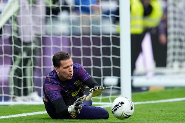 October 26, 2025, Madrid, Madrid, Spain: Wojciech Szczesny of FC Barcelona, Barca warms up during the Spanish League, LaLiga EA Sports, football match played between Real Madrid C.F. and FC Barcelona at Santiago Bernabeu stadium on October 26, 2025, in Madrid, Spain. Madrid Spain - ZUMAa181 20251026_zaa_a181_032 Copyright: xDennisxAgyemanx