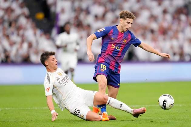 Real Madrid CF v FC Barcelona, Barca - LaLiga EA Sports Fermin Lopez central midfield of Barcelona and Spain and Arda Guler attacking midfield of Real Madrid and Turkey compete for the ball during the La Liga EA Sports match between Real Madrid CF and FC Barcelona at Estadio Santiago Bernabeu on October 26, 2025 in Madrid, Spain. Madrid Spain  Copyright: xJosexBretonx originalFilename:bretonhernandez-realmadr251026_np5UI.jpg