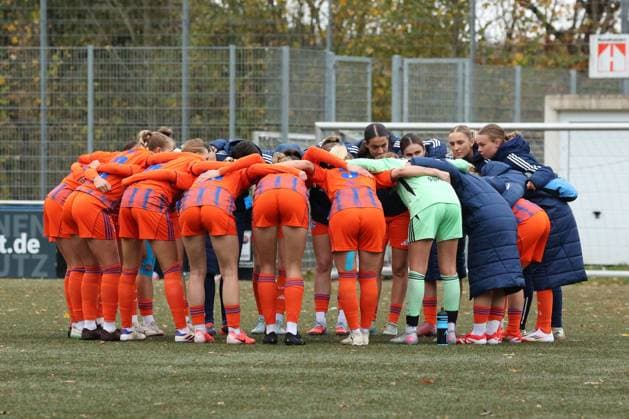 The FC Schalke 04 team swears in for the match Sunday 26 10 2025, Womens Westfalenliga season 25 26 10 Matchday in Freudenberg, SV Fortuna Freudenberg FC Schalke 04