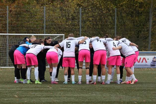 The SV Fortuna Freudenberg team swears in for the match Sunday 26 10 2025, Womens Westfalenliga season 25 26 10 Matchday in Freudenberg, SV Fortuna Freudenberg FC Schalke 04