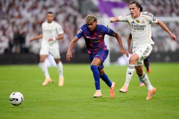 Real Madrid CF v FC Barcelona, Barca - LaLiga EA Sports Lamine Yamal right winger of Barcelona and Spain and Alvaro Carreras left-back of Real Madrid and Spain compete for the ball during the La Liga EA Sports match between Real Madrid CF and FC Barcelona at Estadio Santiago Bernabeu on October 26, 2025 in Madrid, Spain. Madrid Spain  Copyright: xJosexBretonx originalFilename:bretonhernandez-realmadr251026_npKhp.jpg