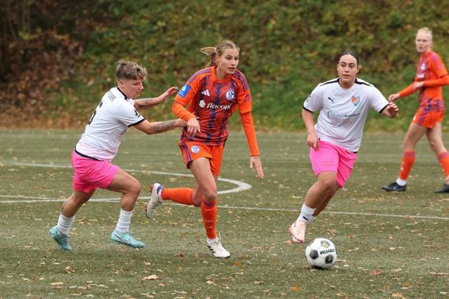 Pascale Kampczyk FF left against Pia Sophie Rybacki GE Mi Havin Guengoer Güngör FF right watches the duel Sunday 26 10 2025, Women Westfalenliga season 25 26 10 Matchday in Freudenberg, SV Fortuna Freudenberg FC Schalke 04