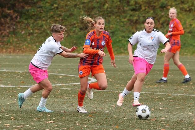 Pascale Kampczyk FF left against Pia Sophie Rybacki GE Mi Havin Guengoer Güngör FF right watches the duel Sunday 26 10 2025, Women Westfalenliga season 25 26 10 Matchday in Freudenberg, SV Fortuna Freudenberg FC Schalke 04