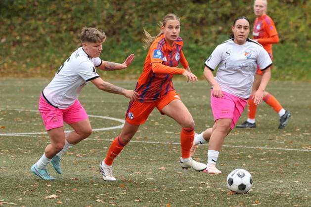 Pascale Kampczyk FF left against Pia Sophie Rybacki GE Mi Havin Guengoer Güngör FF right watches the duel Sunday 26 10 2025, Women Westfalenliga season 25 26 10 Matchday in Freudenberg, SV Fortuna Freudenberg FC Schalke 04