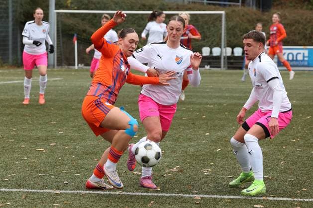 Lucy Karwatzki GE left against Neele Marie Daub FF Mi and Jona Kraemer Krämer FF right Sunday 26 10 2025, Womens Westfalenliga season 25 26 10 Matchday in Freudenberg, SV Fortuna Freudenberg FC Schalke 04