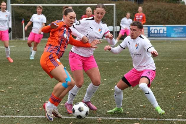 Lucy Karwatzki GE left against Neele Marie Daub FF Mi and Jona Kraemer Krämer FF right Sunday 26 10 2025, Womens Westfalenliga season 25 26 10 Matchday in Freudenberg, SV Fortuna Freudenberg FC Schalke 04