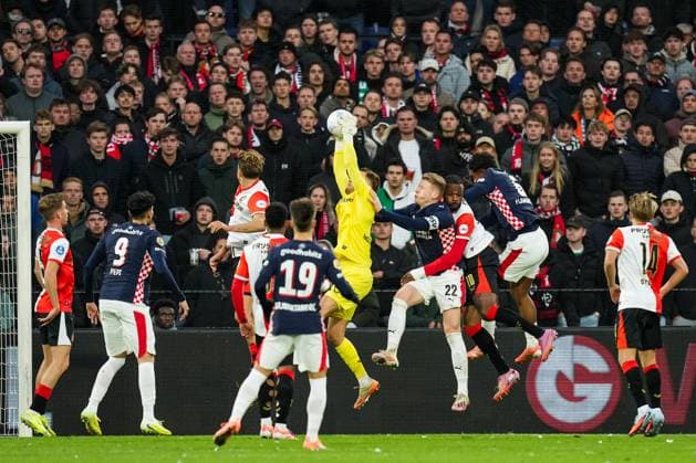 Eredivisie: Feyenoord Rotterdam v PSV Eindhoven Rotterdam - Feyenoord keeper Timon Wellenreuther during the tenth competition round of the 2025 2026 Eredivisie season. The match is set between Feyenoord Rotterdam and PSV Eindhoven at Stadion Feijenoord De Kuip on 26 October 2025 in Rotterdam, The Netherlands. Copyright: xYannickxVerhoevenx