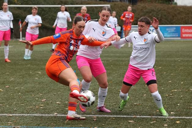 Lucy Karwatzki GE left against Neele Marie Daub FF Mi and Jona Kraemer Krämer FF right Sunday 26 10 2025, Womens Westfalenliga season 25 26 10 Matchday in Freudenberg, SV Fortuna Freudenberg FC Schalke 04