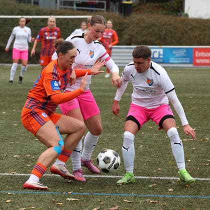 Lucy Karwatzki GE left against Neele Marie Daub FF Mi and Jona Kraemer Krämer FF right Sunday 26 10 2025, Womens Westfalenliga season 25 26 10 Matchday in Freudenberg, SV Fortuna Freudenberg FC Schalke 04