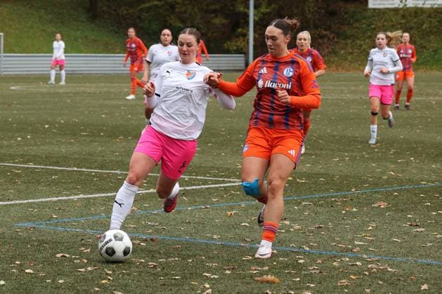 Neele Marie Daub FF left against Lucy Karwatzki GE right Sunday 26 10 2025, Womens Westfalenliga season 25 26 10 Matchday in Freudenberg, SV Fortuna Freudenberg FC Schalke 04