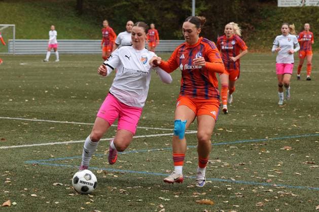 Neele Marie Daub FF left against Lucy Karwatzki GE right Sunday 26 10 2025, Womens Westfalenliga season 25 26 10 Matchday in Freudenberg, SV Fortuna Freudenberg FC Schalke 04