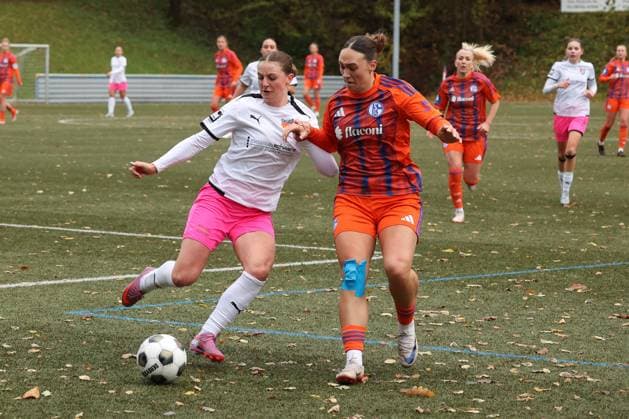 Neele Marie Daub FF left against Lucy Karwatzki GE right Sunday 26 10 2025, Womens Westfalenliga season 25 26 10 Matchday in Freudenberg, SV Fortuna Freudenberg FC Schalke 04
