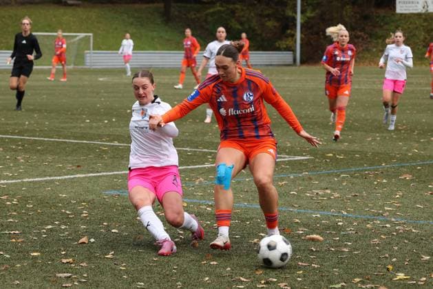 Neele Marie Daub FF left against Lucy Karwatzki GE right Sunday 26 10 2025, Womens Westfalenliga season 25 26 10 Matchday in Freudenberg, SV Fortuna Freudenberg FC Schalke 04