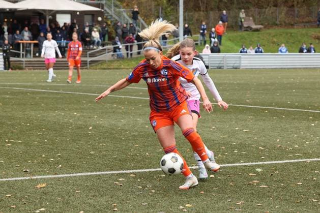 Mandy Islacker GE left against Helena Wurm FF right Sunday 26 10 2025, Womens Westfalenliga season 25 26 10 Matchday in Freudenberg, SV Fortuna Freudenberg FC Schalke 04