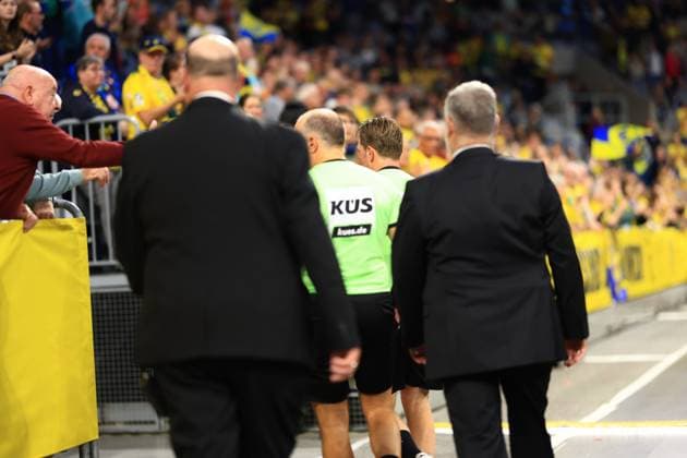 Referee after the Rhein Neckar Löwen game with security escort Referee after the Rhein Neckar Löwen game with security escort Copyright: xSpeedshotx