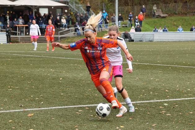 Mandy Islacker GE left against Helena Wurm FF right Sunday 26 10 2025, Womens Westfalenliga season 25 26 10 Matchday in Freudenberg, SV Fortuna Freudenberg FC Schalke 04