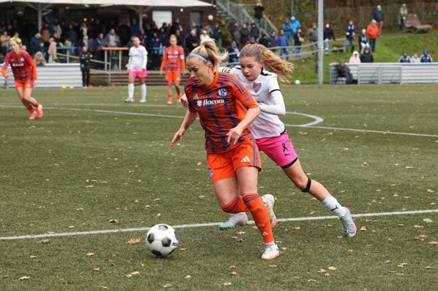 Mandy Islacker GE left against Helena Wurm FF right Sunday 26 10 2025, Womens Westfalenliga season 25 26 10 Matchday in Freudenberg, SV Fortuna Freudenberg FC Schalke 04