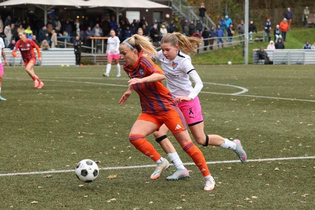 Mandy Islacker GE left against Helena Wurm FF right Sunday 26 10 2025, Womens Westfalenliga season 25 26 10 Matchday in Freudenberg, SV Fortuna Freudenberg FC Schalke 04