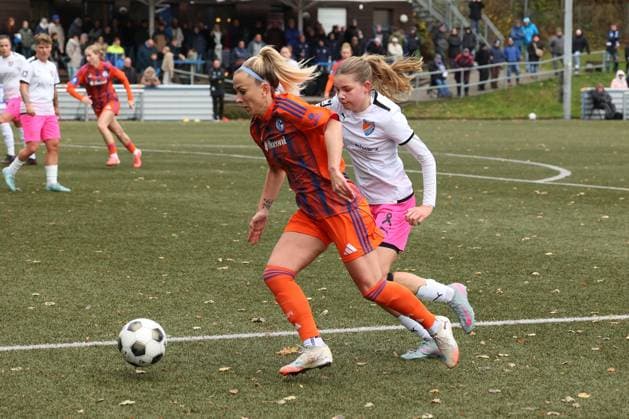 Mandy Islacker GE left against Helena Wurm FF right Sunday 26 10 2025, Womens Westfalenliga season 25 26 10 Matchday in Freudenberg, SV Fortuna Freudenberg FC Schalke 04