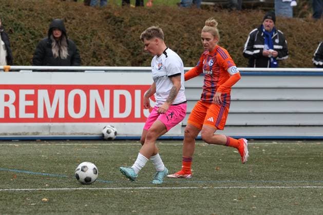 Pascale Kampczyk FF left against Pauline Dallmann GE right Sunday 26 10 2025, Womens Westfalenliga season 25 26 10 Matchday in Freudenberg, SV Fortuna Freudenberg FC Schalke 04
