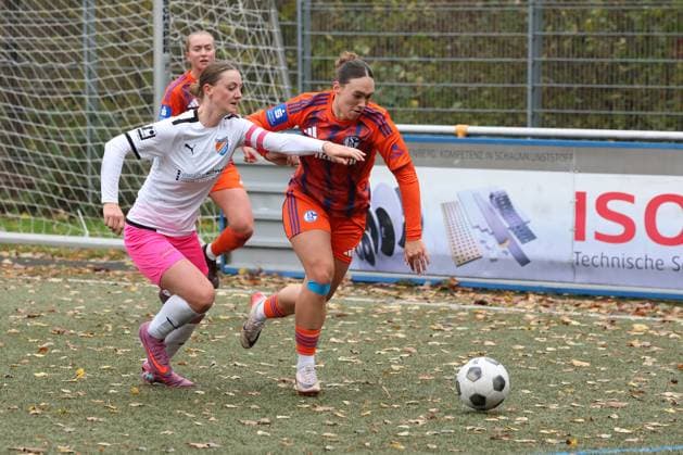 Neele Marie Daub FF left against Lucy Karwatzki GE right Sunday 26 10 2025, Womens Westfalenliga season 25 26 10 Matchday in Freudenberg, SV Fortuna Freudenberg FC Schalke 04