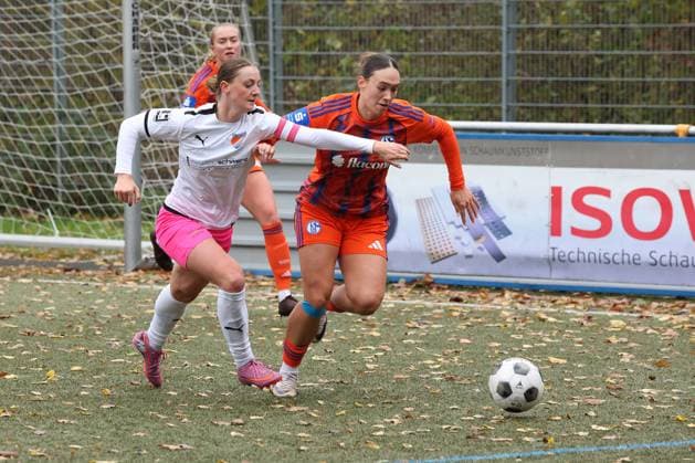 Neele Marie Daub FF left against Lucy Karwatzki GE right Sunday 26 10 2025, Womens Westfalenliga season 25 26 10 Matchday in Freudenberg, SV Fortuna Freudenberg FC Schalke 04