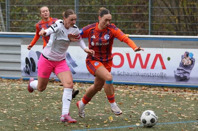 Neele Marie Daub FF left against Lucy Karwatzki GE right Sunday 26 10 2025, Womens Westfalenliga season 25 26 10 Matchday in Freudenberg, SV Fortuna Freudenberg FC Schalke 04