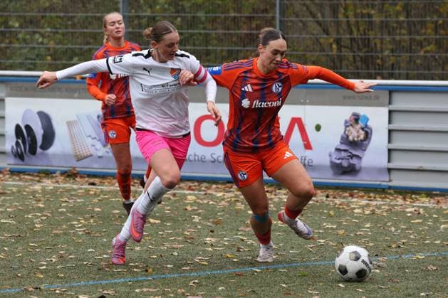 Neele Marie Daub FF left against Lucy Karwatzki GE right Sunday 26 10 2025, Womens Westfalenliga season 25 26 10 Matchday in Freudenberg, SV Fortuna Freudenberg FC Schalke 04