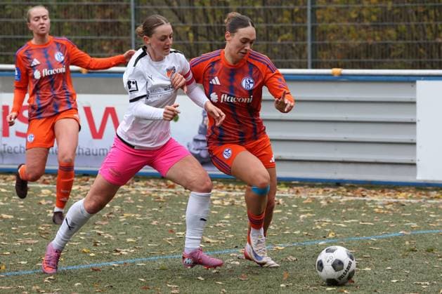 Neele Marie Daub FF left against Lucy Karwatzki GE right Sunday 26 10 2025, Womens Westfalenliga season 25 26 10 Matchday in Freudenberg, SV Fortuna Freudenberg FC Schalke 04