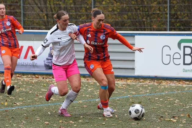 Neele Marie Daub FF left against Lucy Karwatzki GE right Sunday 26 10 2025, Womens Westfalenliga season 25 26 10 Matchday in Freudenberg, SV Fortuna Freudenberg FC Schalke 04