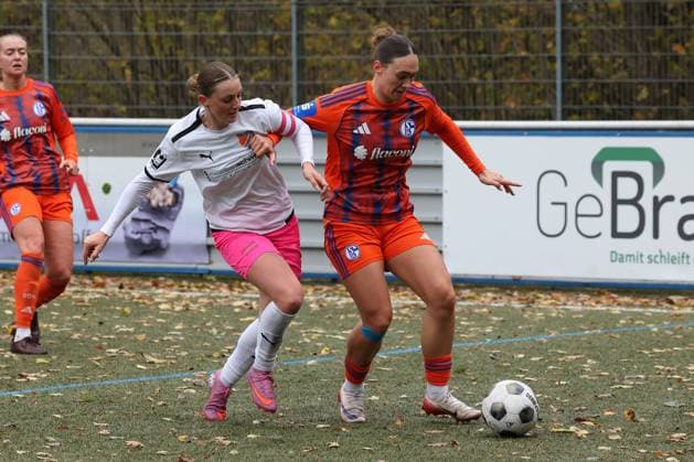 Neele Marie Daub FF left against Lucy Karwatzki GE right Sunday 26 10 2025, Womens Westfalenliga season 25 26 10 Matchday in Freudenberg, SV Fortuna Freudenberg FC Schalke 04
