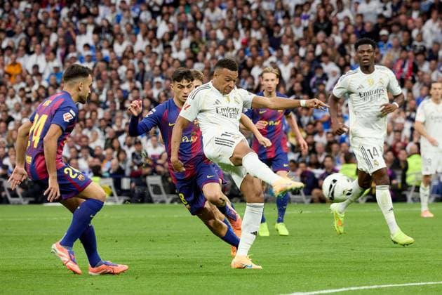 Kylian Mbappe of Real Madrid CF scoring a goal Real Madrid v Barcelona, La Liga, Football, Estadio Santiago Bernabeu, Madrid, Spain - 26 Oct 2025Madrid Spain  Copyright: xRubenxAlbarran Shutterstockx 15613300s
