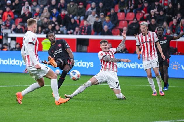 26 10 2025, Soccer, 1 Bundesliga, Matchday 8 Season 2025 2026, Bayer Leverkusen SC Freiburg, Philipp Lienhart SC Freiburg l r , Goal chance Christian Kofane Bayer Leverkusen , Lukas Kübler SC Freiburg xRHR PHOTO TKx Copyright: RHR-FOTOx RHR-FOTO TK