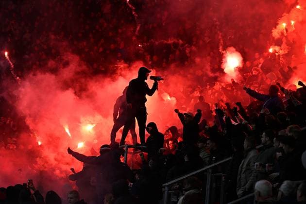 Sport Bilder des Tages ALKMAAR - Fireworks at AZ supporters during the Dutch Eredivisie match between AZ Alkmaar and FC Utrecht at the AFAS Stadium on October 23, 2025, in Alkmaar, Netherlands. ANP OLAF KRAAK Eredivisie 2025-2026 xVIxANPxSportx xxANPxIVx 540369909 originalFilename: 540369909.jpg