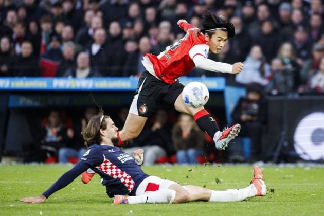 ROTTERDAM - (l-r) Yarek Gasiorowski of PSV Eindhoven and Ayase Ueda of Feyenoord during the Dutch Eredivisie match between Feyenoord and PSV at Feyenoord Stadium De Kuip on October 26, 2025, in Rotterdam, Netherlands. ANP BAS CZERWINSKI Eredivisie 2025-2026 xVIxANPxSportx xxANPxIVx 540369951 originalFilename: 540369951.jpg