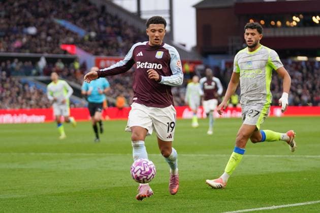 Aston Villa v Manchester City, Premier League Jadon Sancho of Aston Villa under pressure from Matheus Nunes of Manchester City during the Aston Villa v Manchester City Premier League match at Villa Park, Birmingham, England on 26 October 2025 Credit: Dylan Hepworth Every Second Media Editorial use only. All images are copyright Every Second Media Limited. No images may be reproduced without prior permission. All rights reserved. Premier League and Football League images are subject to licensing agreements with Football DataCo Limited. see https: www.football-dataco.com Copyright: xIMAGO EveryxSecondxMediax ESM-1641-0051 DylanxHepworthx xEveryxSecondxMediax