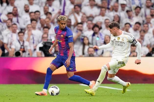 Real Madrid CF v FC Barcelona, Barca - LaLiga EA Sports Lamine Yamal right winger of Barcelona and Spain and Federico Valverde central midfield of Real Madrid and Uruguay acp during the La Liga EA Sports match between Real Madrid CF and FC Barcelona at Estadio Santiago Bernabeu on October 26, 2025 in Madrid, Spain. Madrid Spain  Copyright: xJosexBretonx originalFilename:bretonhernandez-realmadr251026_nport.jpg