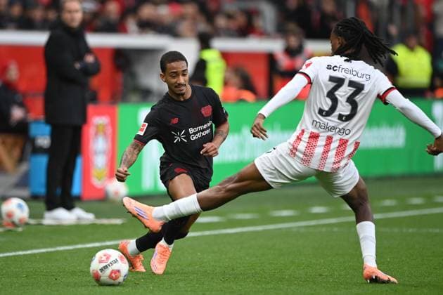 ARTHUR LEV vs Jordy MAKENGO FR action, duel, Football 1 Bundesliga, 8 Matchday, matchday8, Bayer Leverkusen LEV SC Freiburg FR on 26 10 2025 in Leverkusen Germany DFL regulations prohibit any use of photographs as image sequences and or quasi video Â