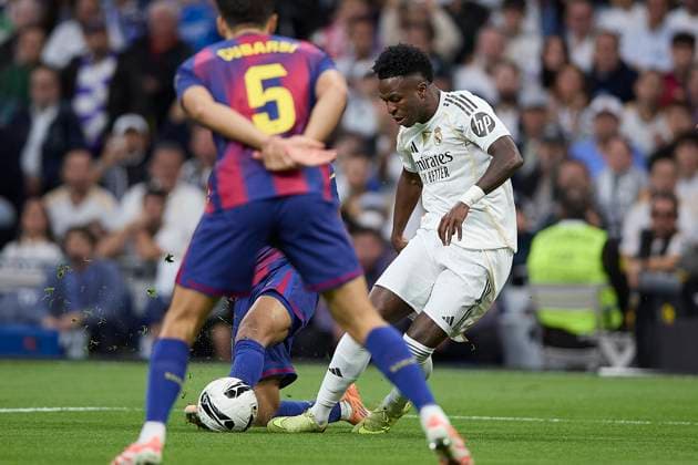 Vinicius Jr (Real Madrid CF) and Lamine Yamal FC Barcelona, Barca battle for the ball during the LaLiga EA Sports match between Real Madrid v FC Barcelona at Santiago BernabÃ u on October 26, 2025 in Madrid, Spain. (Photo by Manu Reino DeFodi Images) Vinicius Jr Real Madrid CF and Lamine Yamal FC Barcelona battle for the ball during the LaLiga EA Sports match between Real Madrid v FC Barcelona at Santiago BernabÃ u on October 26, 2025 in Madrid, Spain Photo by Manu Reino DeFodi Images