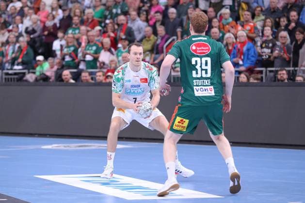 26 10 2025, xgox, Handball Daikin HBL, TSV Hannover Burgdorf SC Magdeburg emspor, v l Felix Claar Magdeburg, 7 , Lukas Stutzke Hannover, 39 duel, duel, fight, tackle Hannover