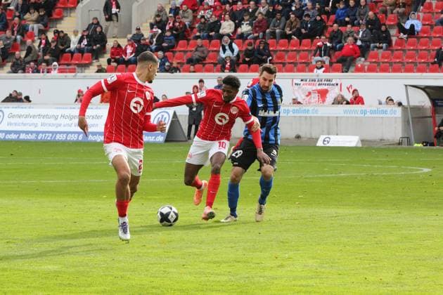 26 10 2025 xmgoodx Offenbach am Main, Sparda Bank Hessen Stadion Stadion Bieberer Berg Regionalliga Saison 2025 2026 Kickers Offenbach OFC SV Eintracht Trier 05 JAYSON BREITENBACH 27, OFC vs Sven König Trier