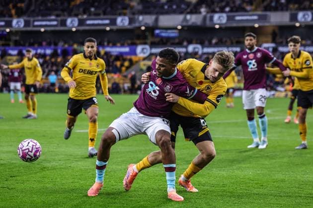 Premier League Wolverhampton Wanderers v Burnley David Moller Wolfe of Wolverhampton Wanderers holds back Lyle Foster of Burnley during the Premier League match Wolverhampton Wanderers vs Burnley at Molineux, Wolverhampton, United Kingdom, 26th October 2025 (Photo by Mark Cosgrove News Images) Wolverhampton Molineux West Midlands United Kingdom Copyright: xMarkxCosgrove NewsxImagesx
